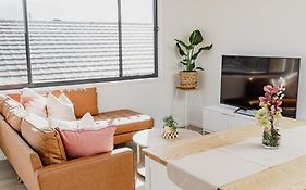 Entire Unit 02 Rooms 04 King Single Beds 11 Kms To Goldcoast Airport